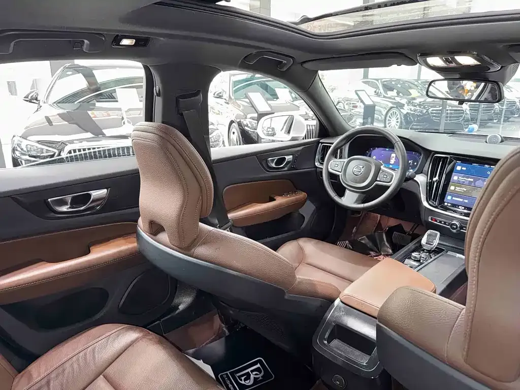 Volvo S60 2024 из CN, фото 4