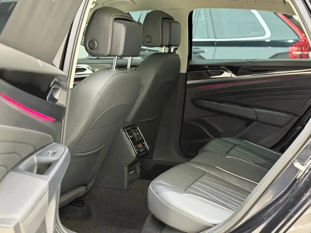 Volkswagen Passat 2023 из CN, фото 9
