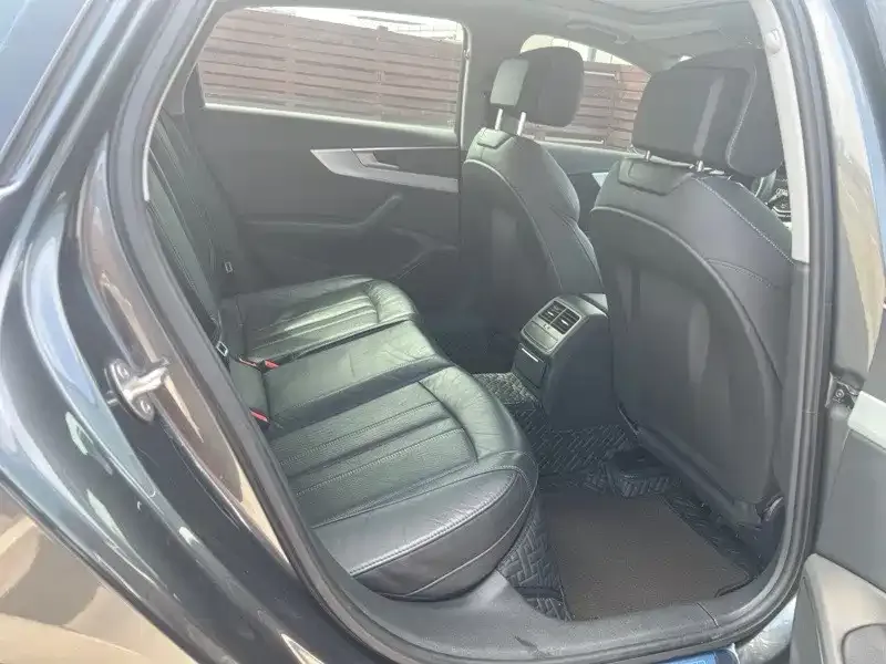 Audi A4L 2021 из CN, фото 8