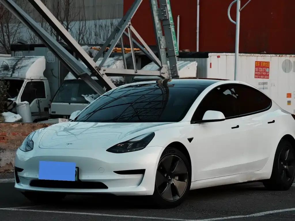 Tesla Model 3 — фото 1