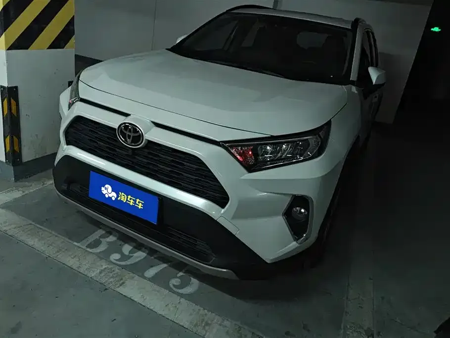Toyota RAV4 — фото 1