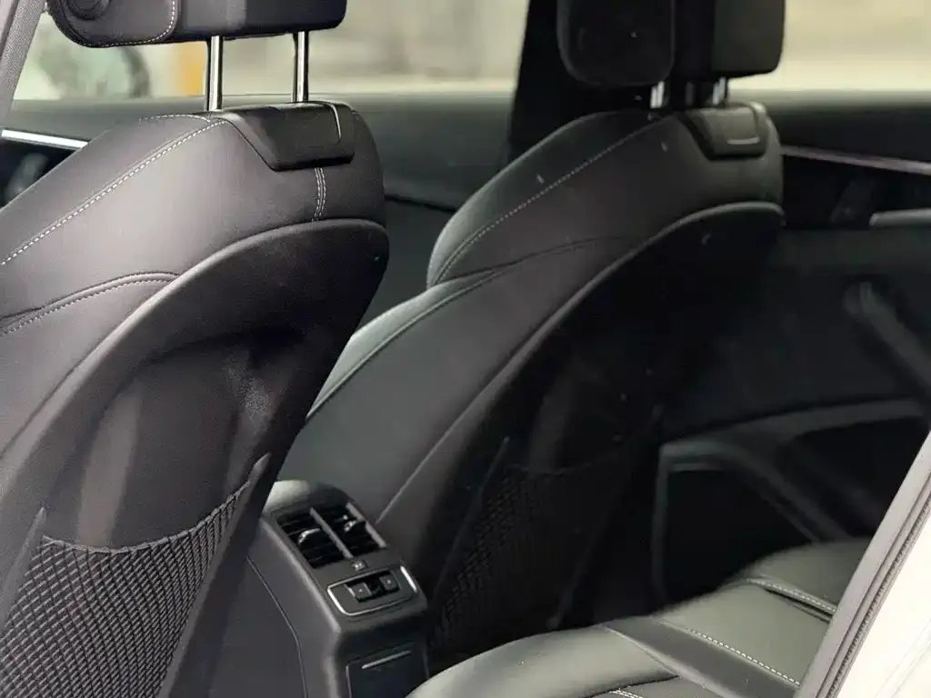 Audi A4L 2023 из CN, фото 4