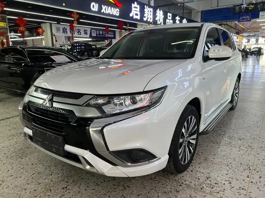 Mitsubishi Outlander — фото 1