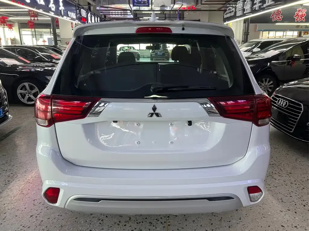 Mitsubishi Outlander — фото 10