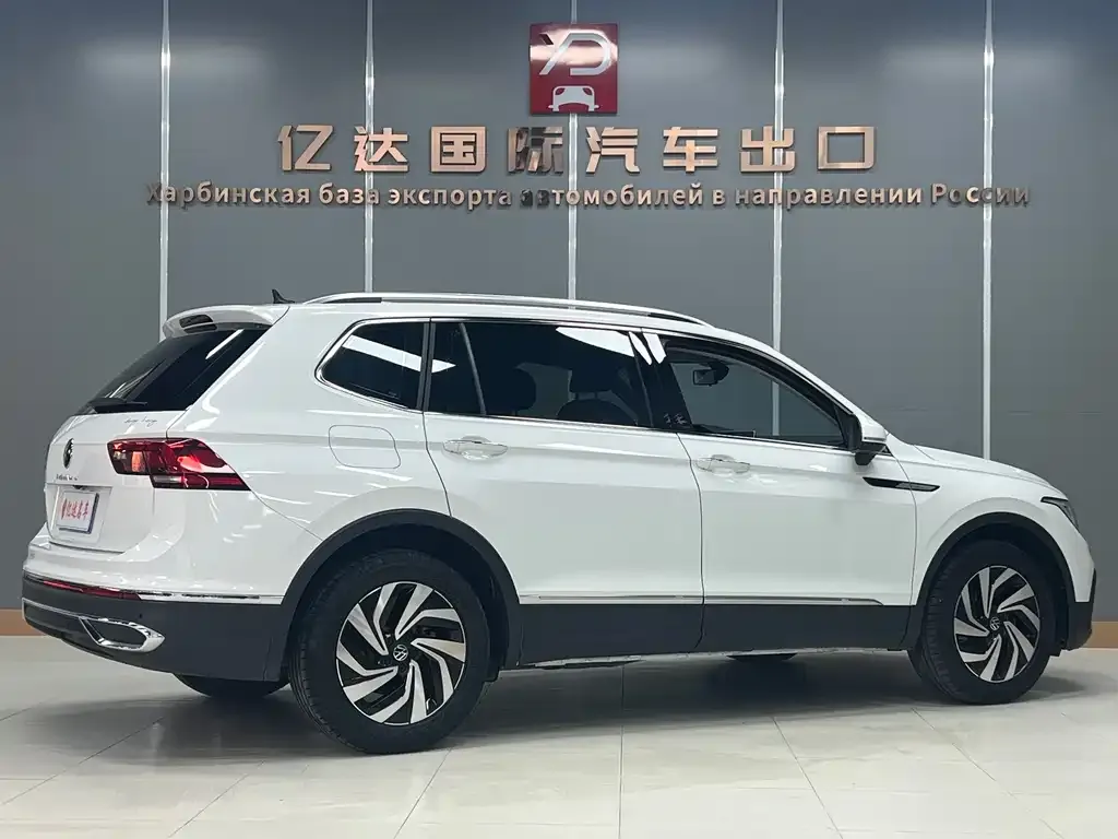 Volkswagen Tiguan L — фото 9