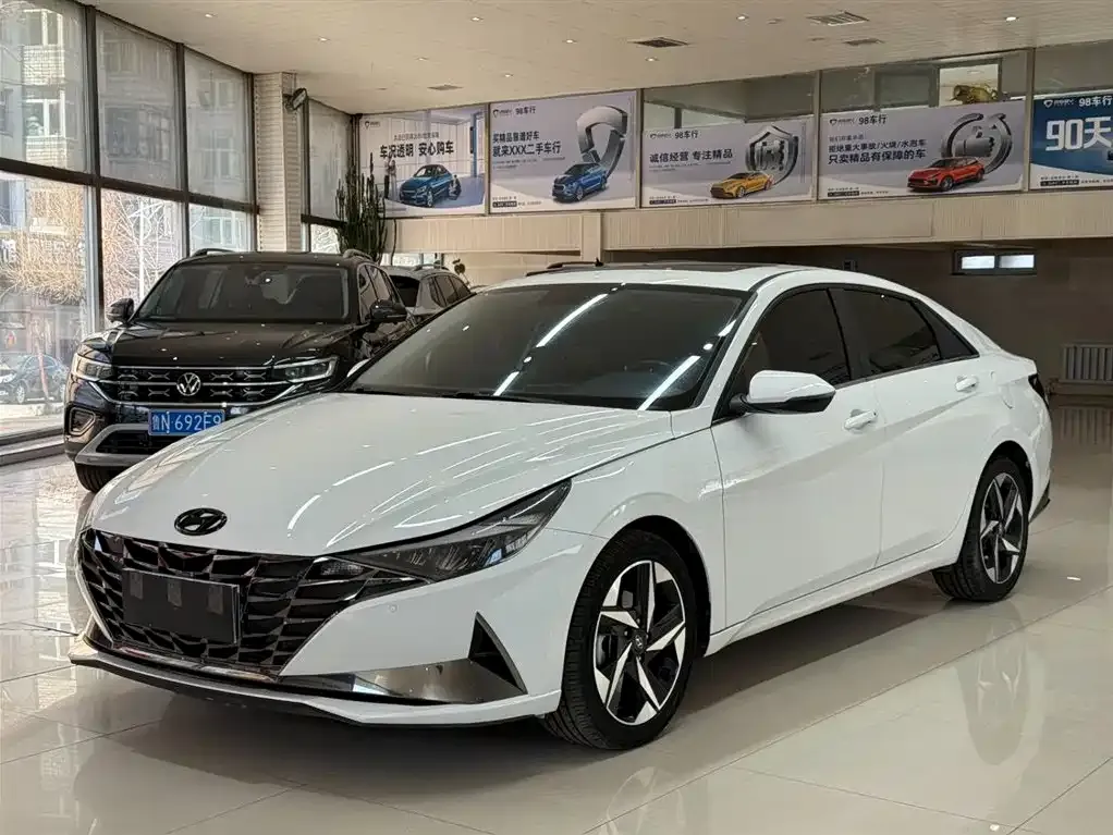 Hyundai Elantra — фото 1