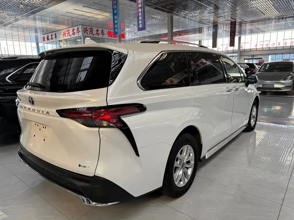 Toyota Granvia 2024 из CN, фото 2