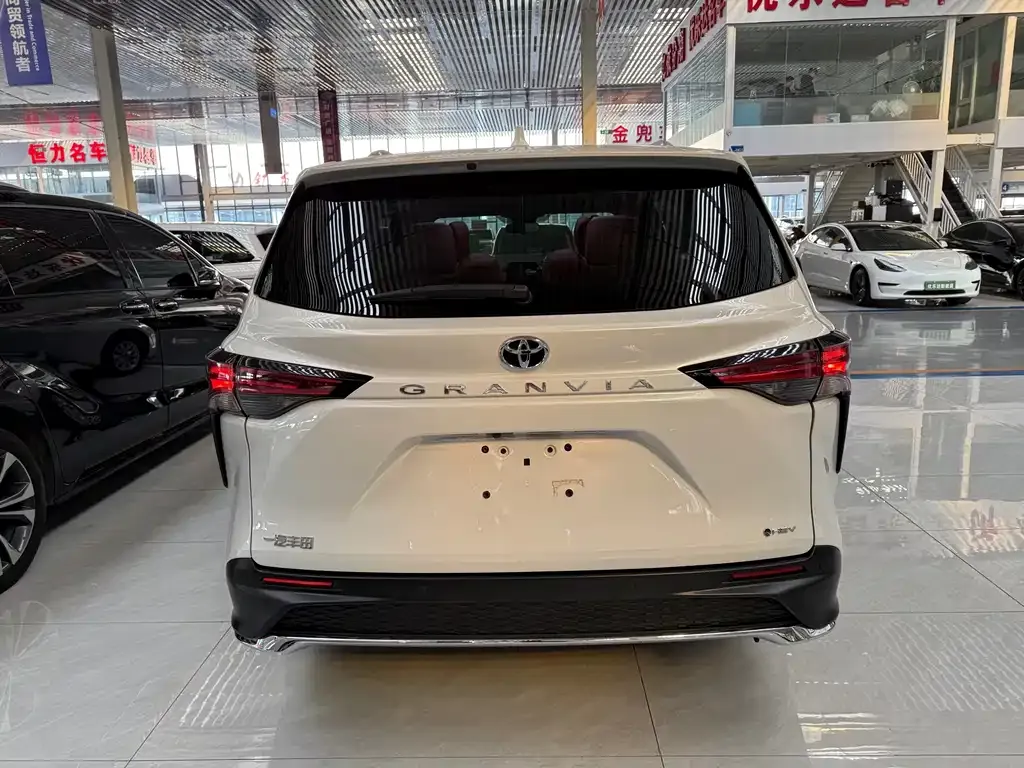 Toyota Granvia 2024 из CN, фото 9