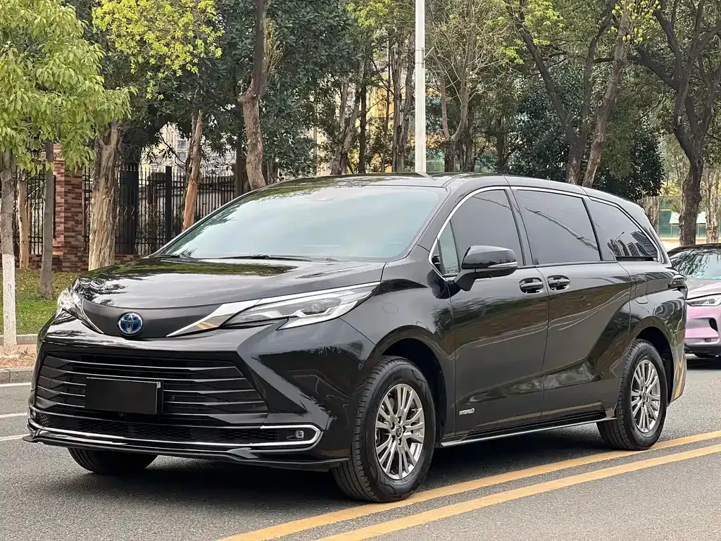 Toyota Sienna — фото 1