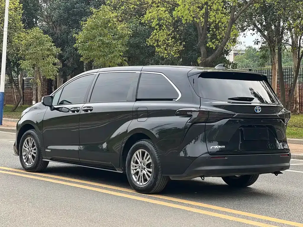 Toyota Sienna — фото 10