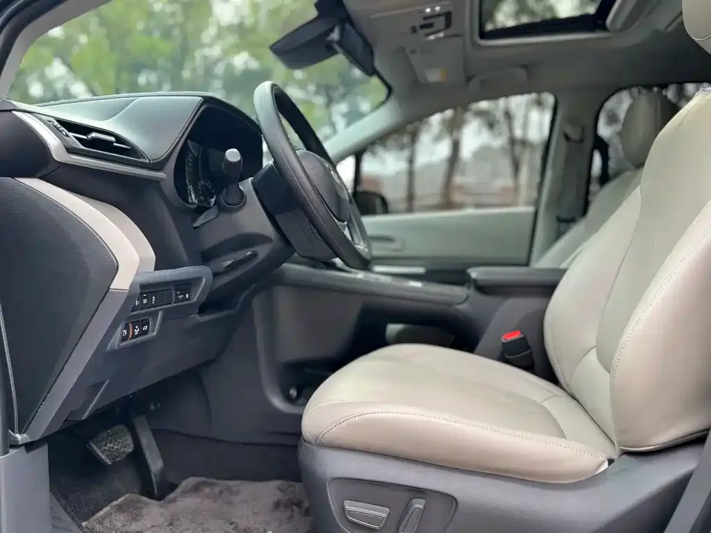 Toyota Sienna — фото 2