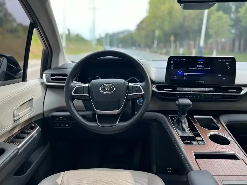 Toyota Sienna — фото 7