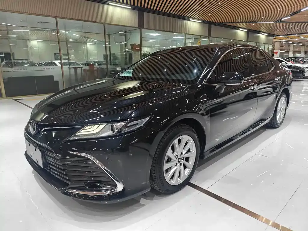 Toyota Camry — фото 1