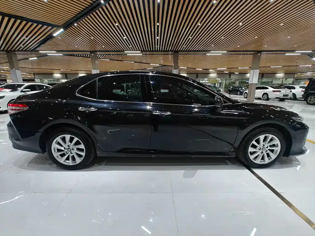 Toyota Camry — фото 2