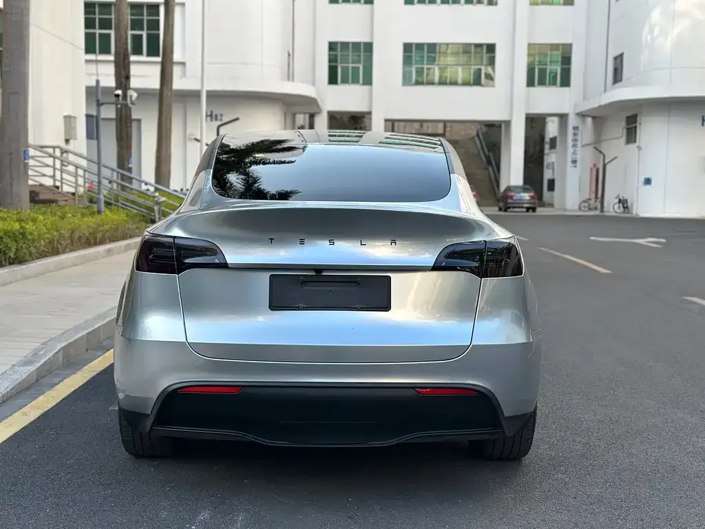 Tesla Model Y — фото 8