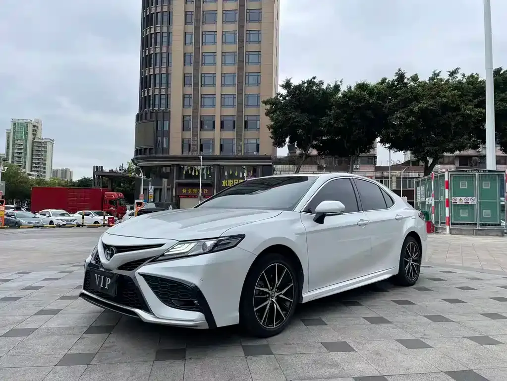 Toyota Camry — фото 1