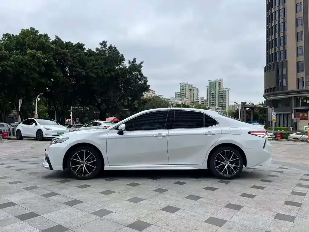 Toyota Camry — фото 8