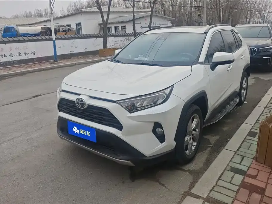 Toyota RAV4 — фото 1