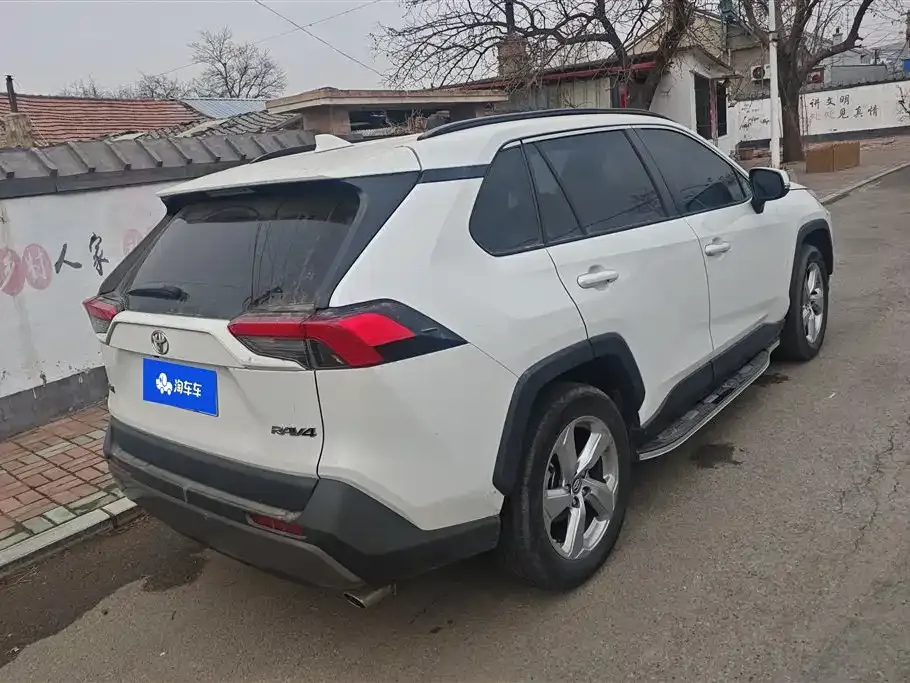 Toyota RAV4 — фото 8