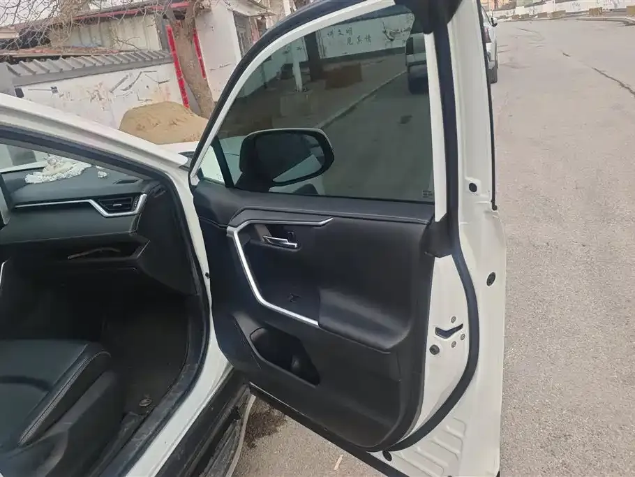 Toyota RAV4 — фото 6