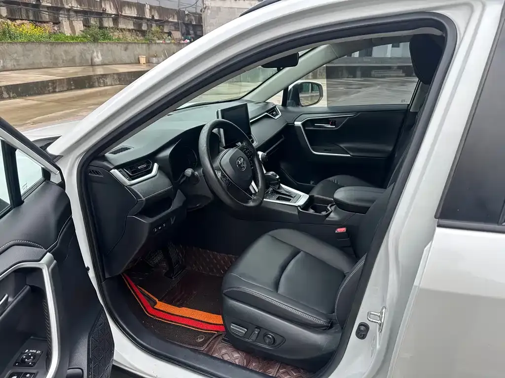 Toyota RAV4 2023 из CN, фото 2