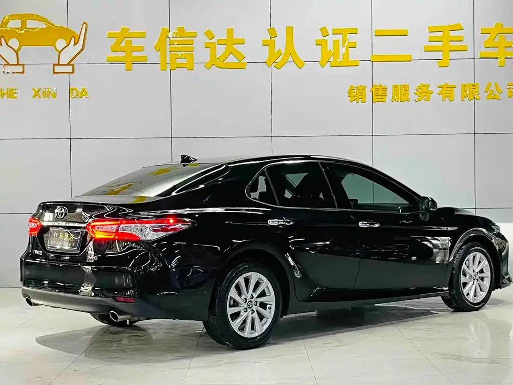 Toyota Camry — фото 2