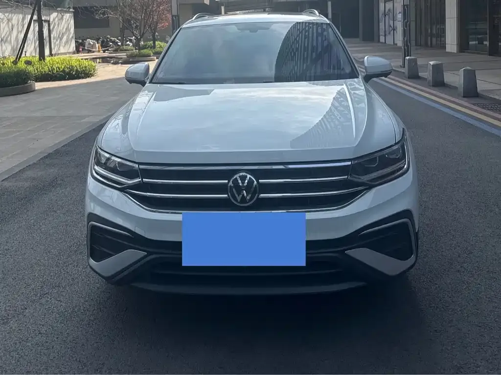 Volkswagen Tiguan L — фото 8