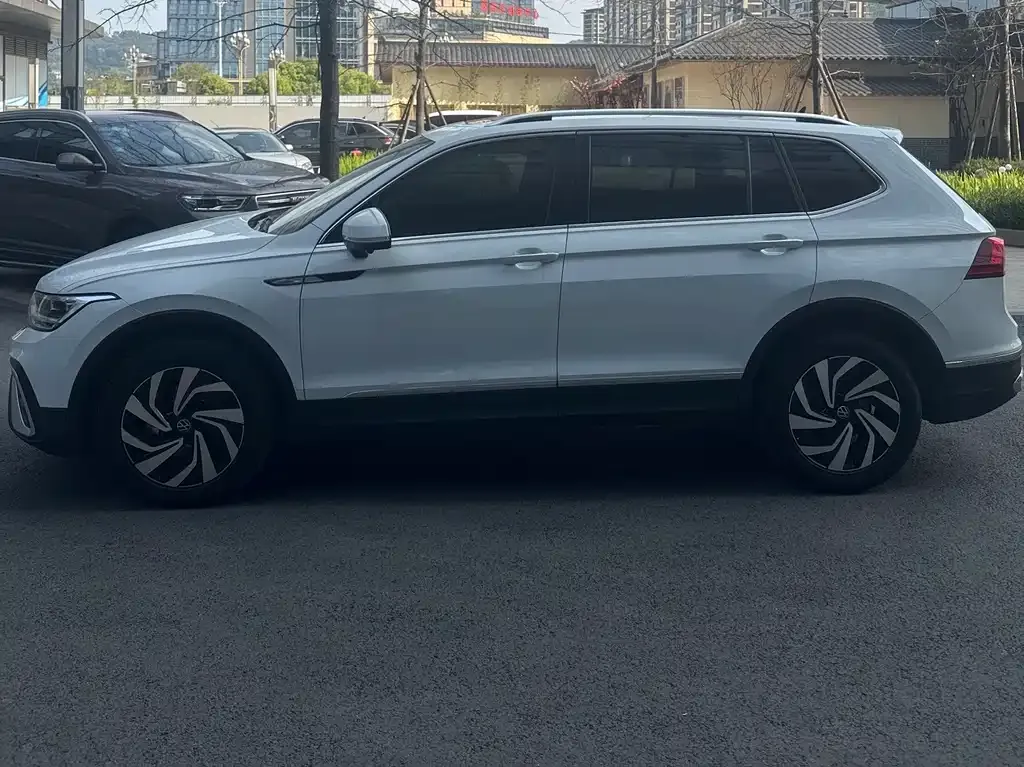 Volkswagen Tiguan L — фото 7