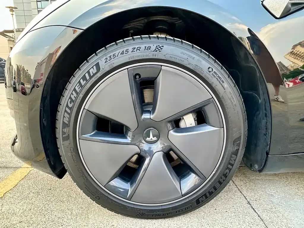 Tesla Model 3 — фото 9