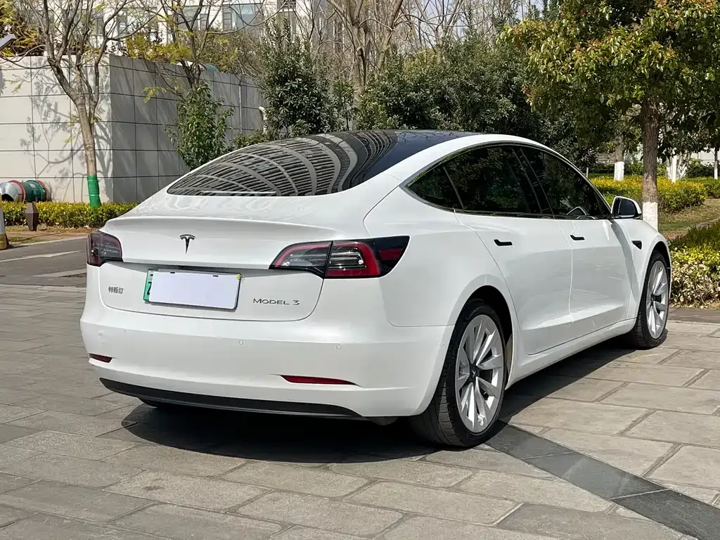 Tesla Model 3 — фото 9