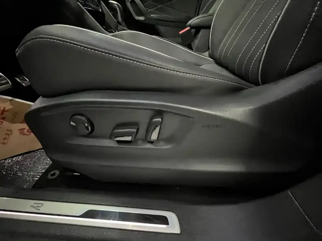 Volkswagen Tiguan L — фото 4