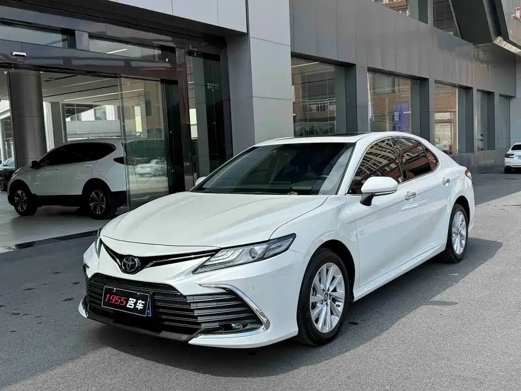 Toyota Camry — фото 1