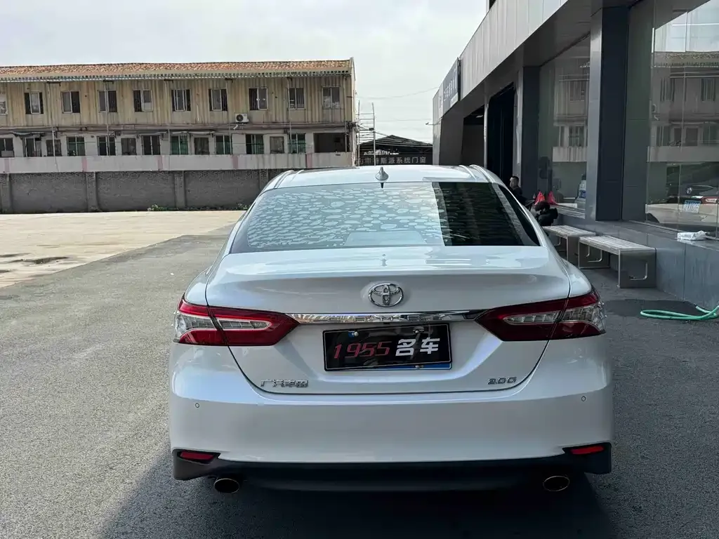 Toyota Camry — фото 2