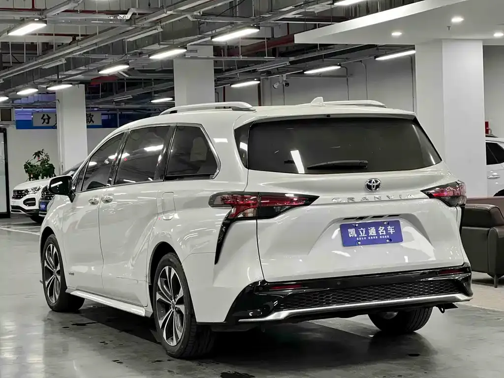 Toyota Granvia 2024 из CN, фото 10