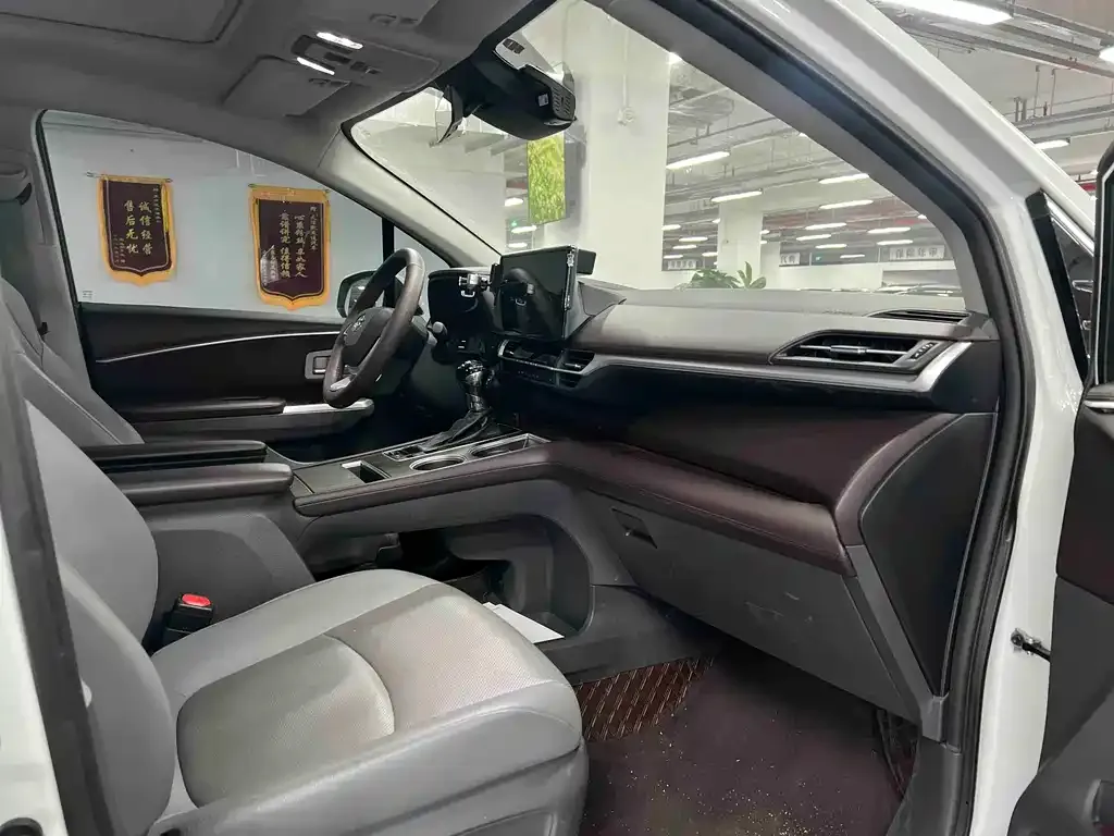 Toyota Granvia 2024 из CN, фото 4