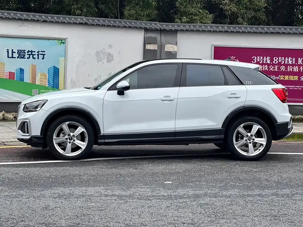 Audi Q2L — фото 9