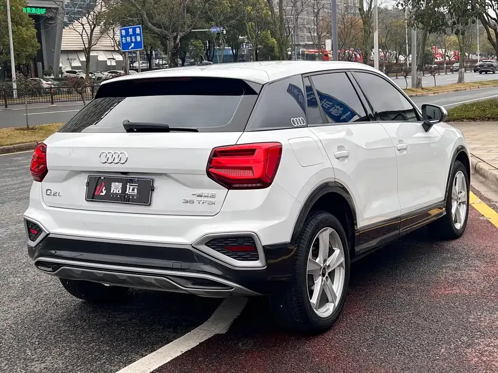 Audi Q2L — фото 6