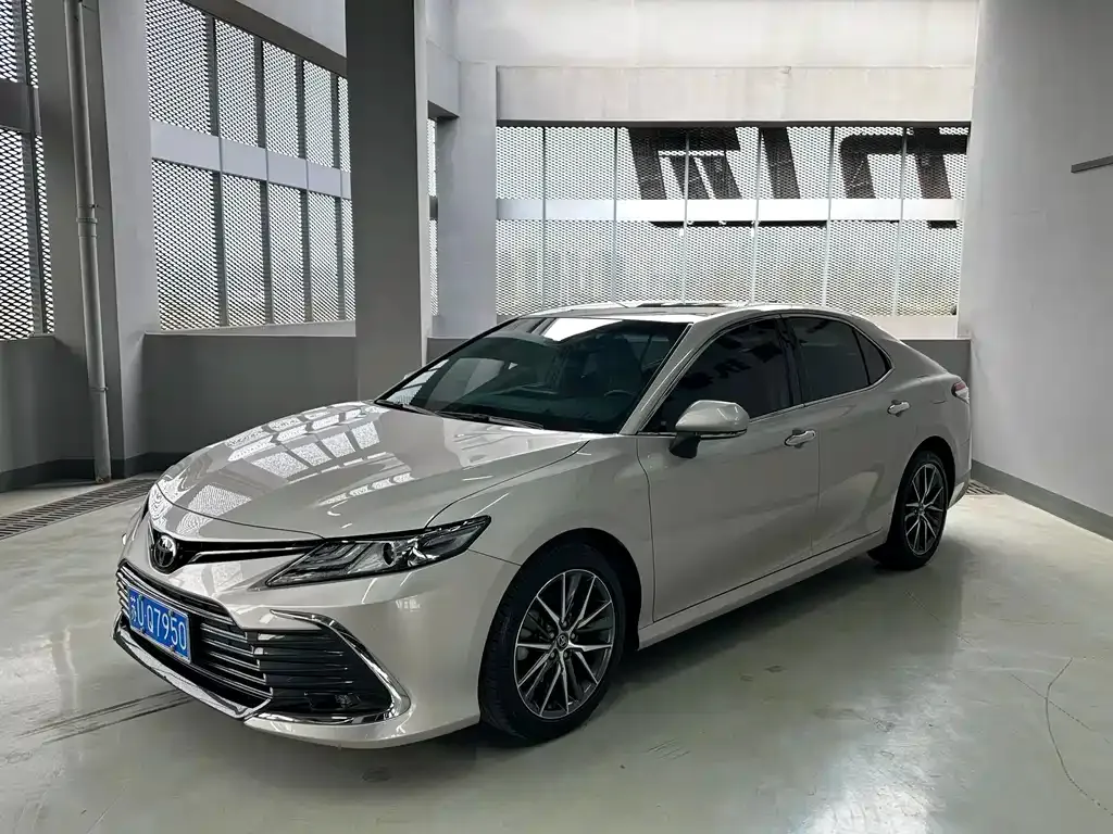 Toyota Camry — фото 1
