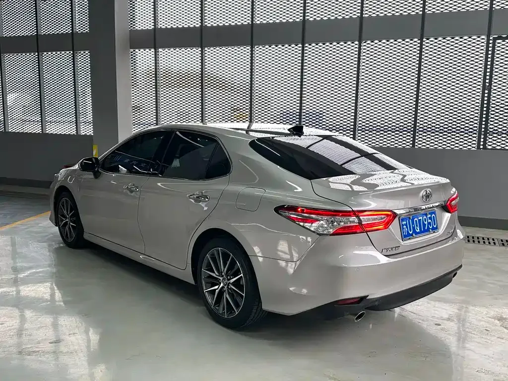 Toyota Camry — фото 10