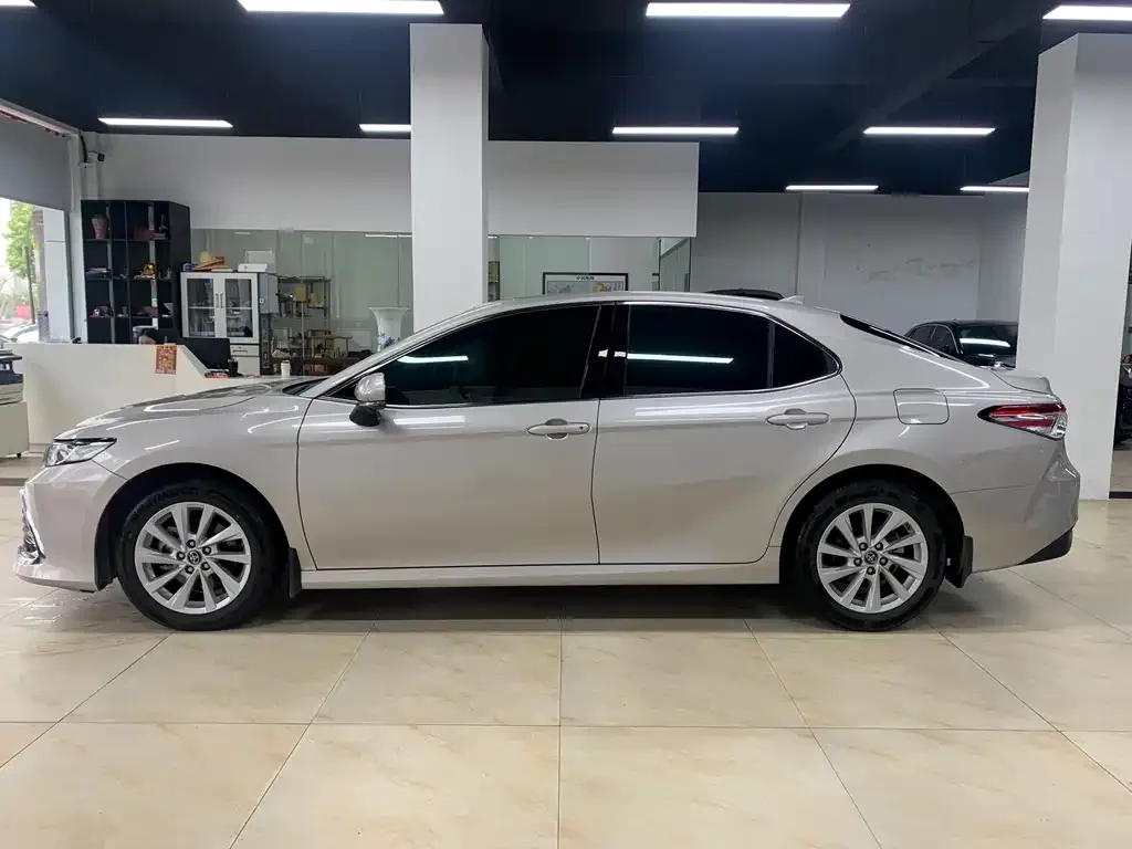 Toyota Camry — фото 5