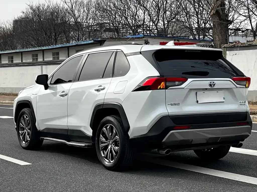 Toyota RAV4 — фото 7