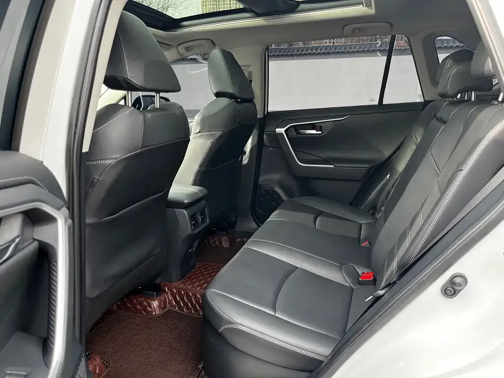 Toyota RAV4 — фото 5