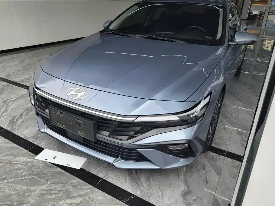 Hyundai Elantra — фото 1