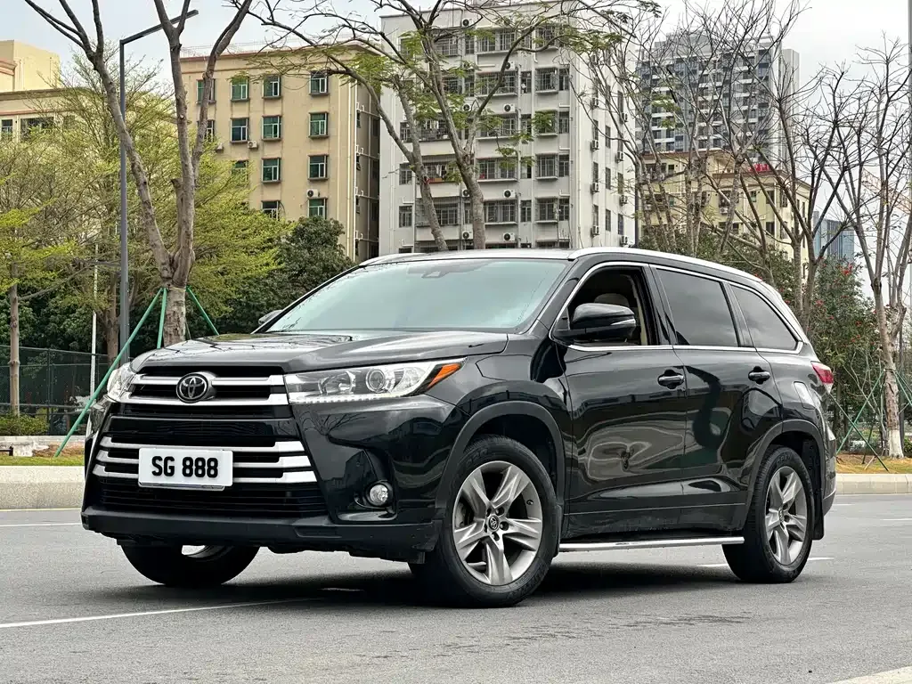 Toyota Highlander — фото 1