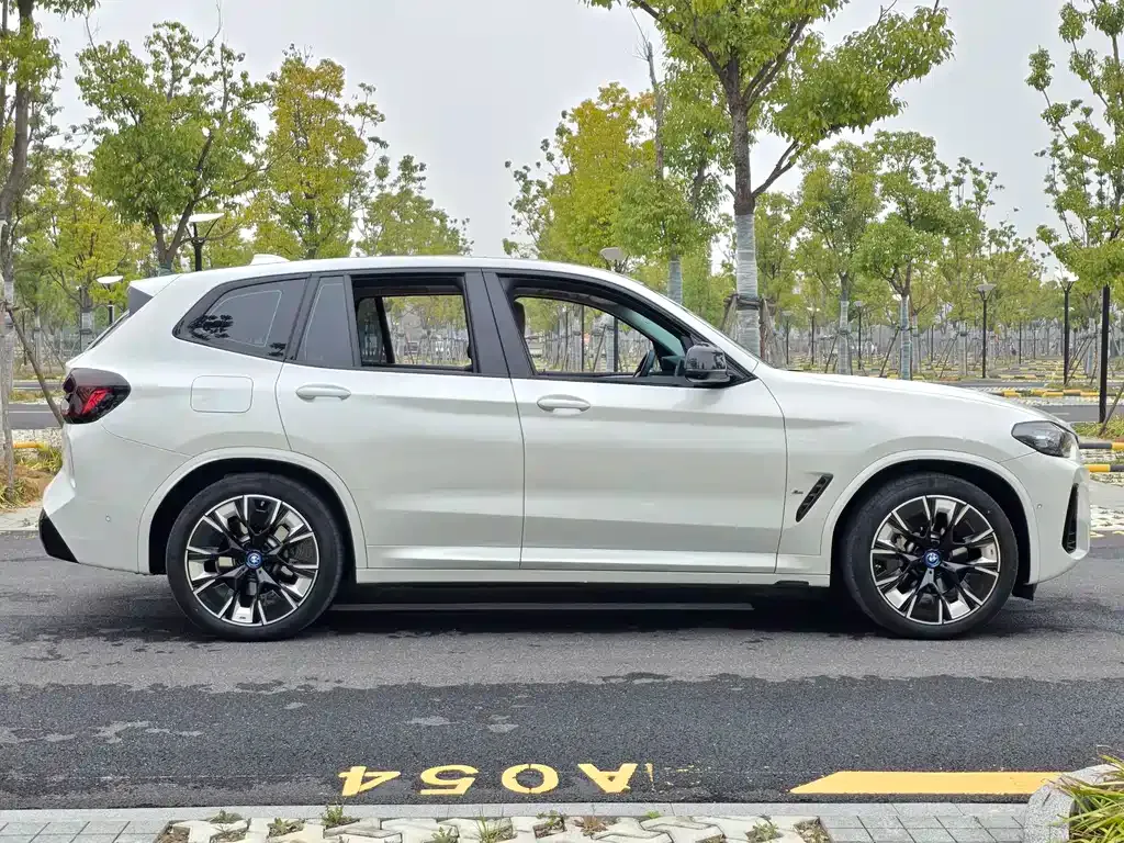 BMW iX3 2025 из CN, фото 4