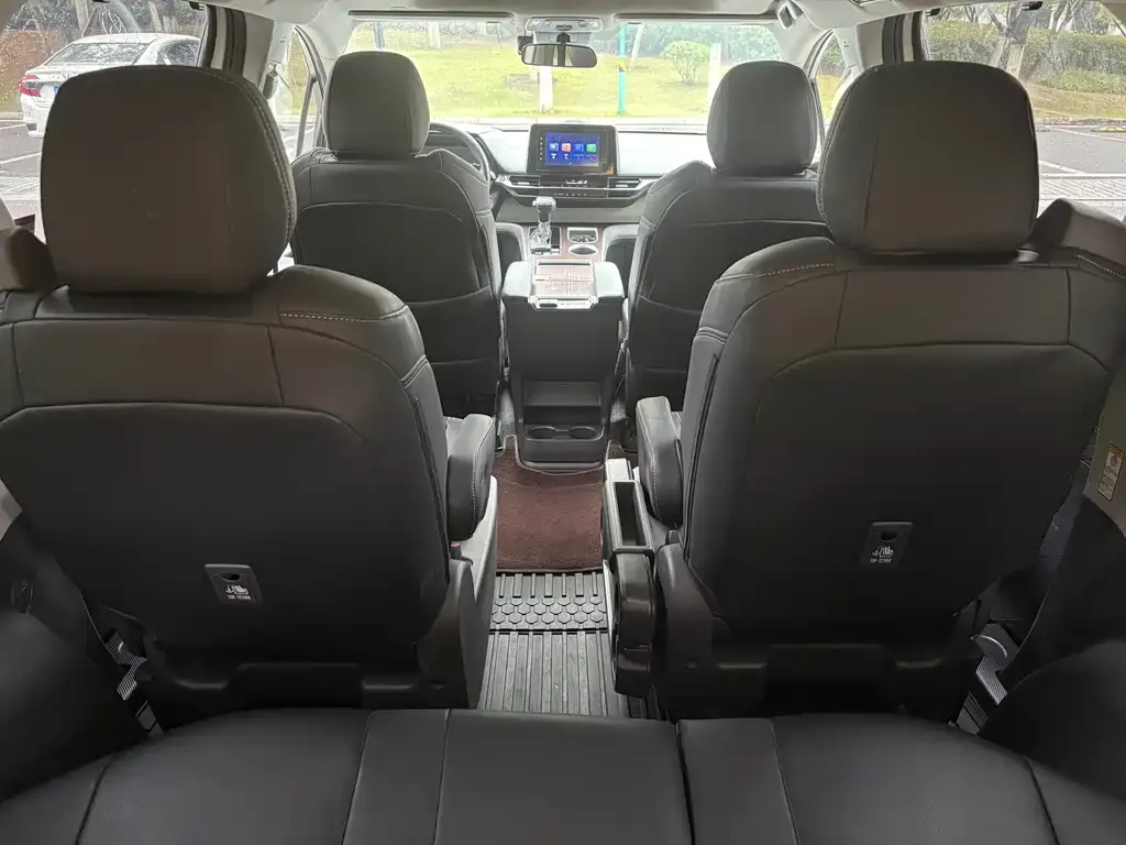 Toyota Sienna 2023 из CN, фото 2