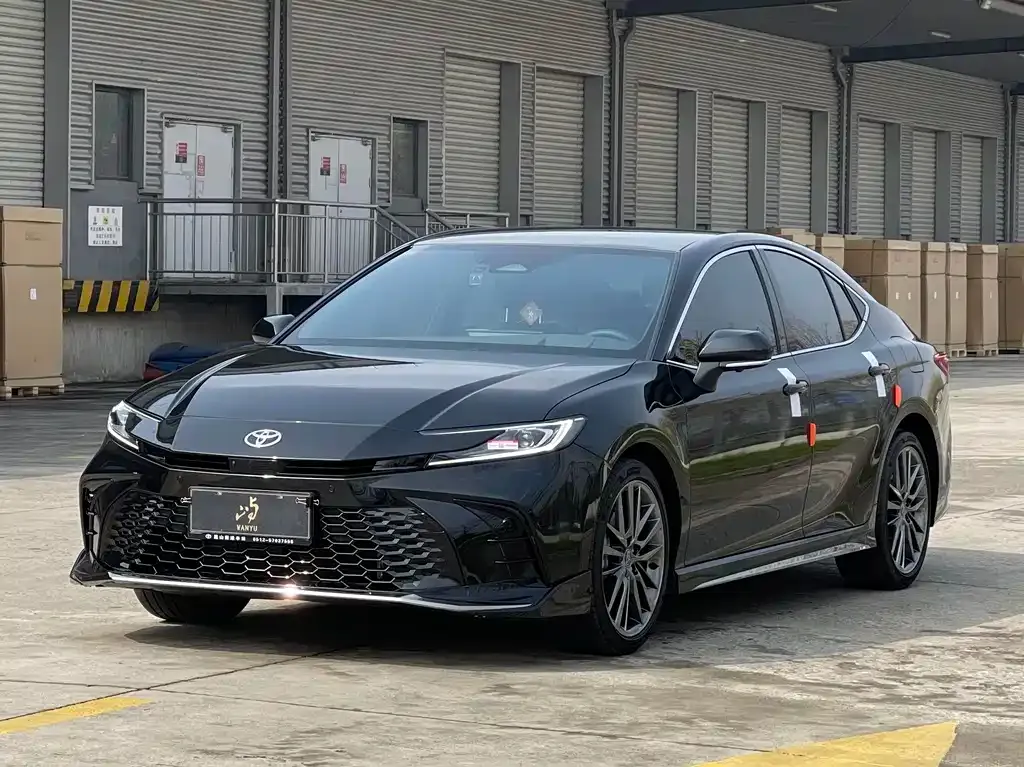 Toyota Camry — фото 1