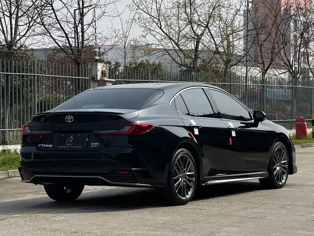 Toyota Camry — фото 10