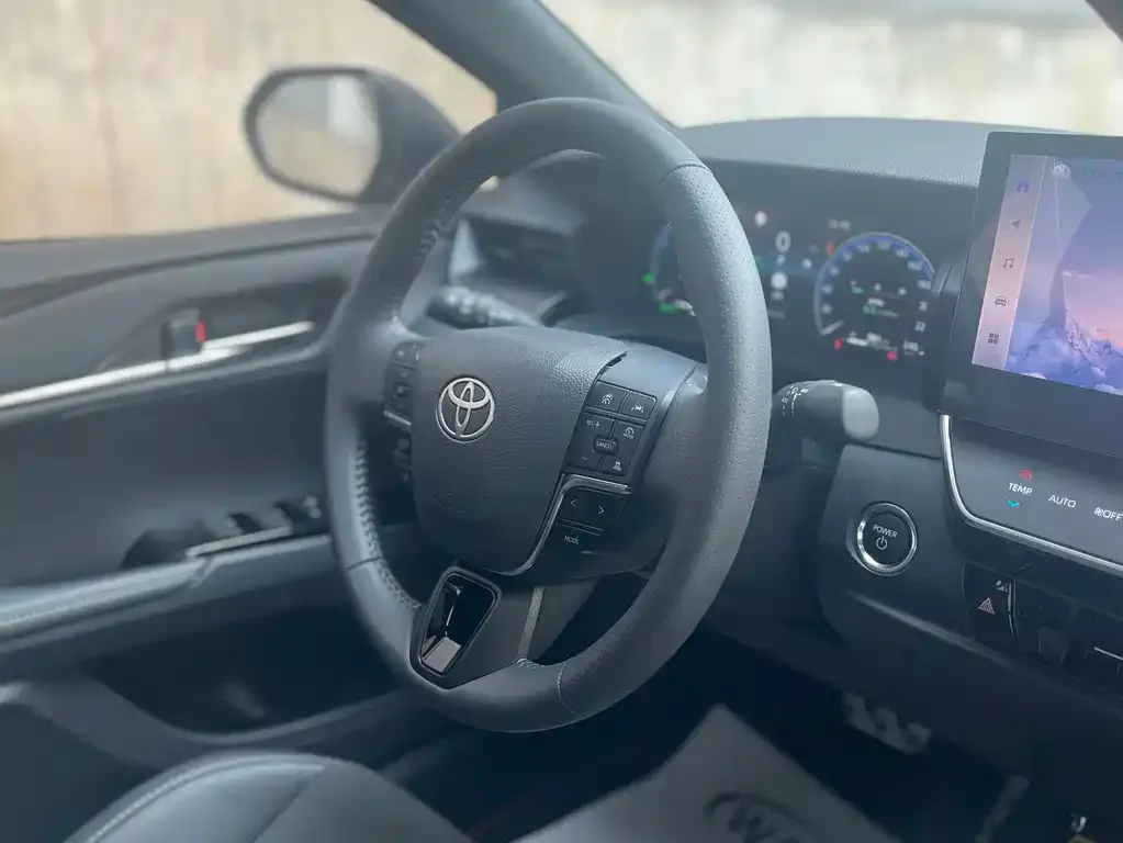 Toyota Camry — фото 2