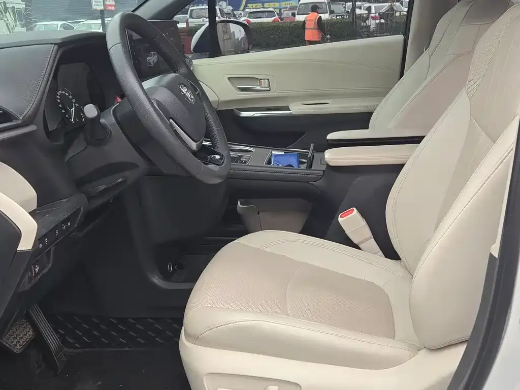 Toyota Sienna 2025 из CN, фото 2